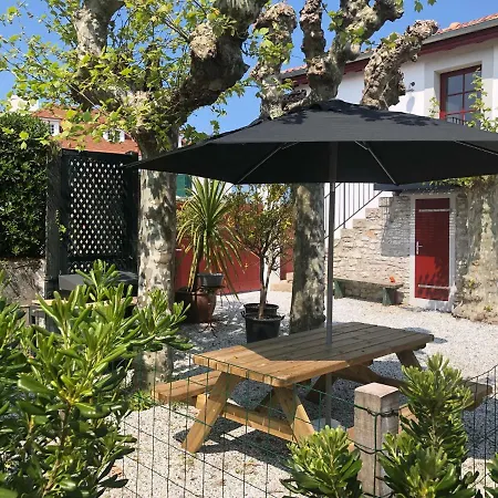 Parlementia, Phare De Koskenia Apartment *